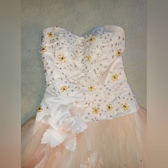 Strapless Sweetheart Neckline Ballroom Gown Style Wedding Dress - Picture 3 of 13